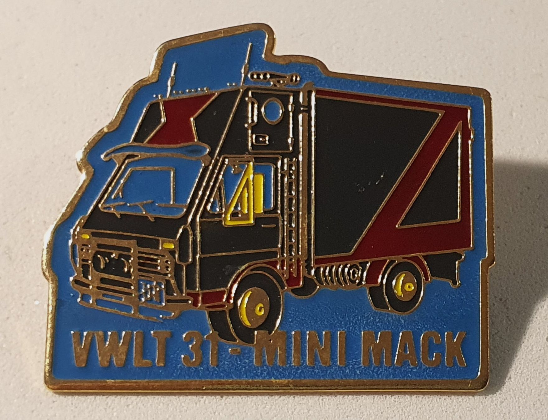 Plaketten & Abzeichen: BB453 - Pin Auto Oldtimer - VWLT 31 - Mini Mack – Gebraucht aus Reinach BL von Boston-Verkauf