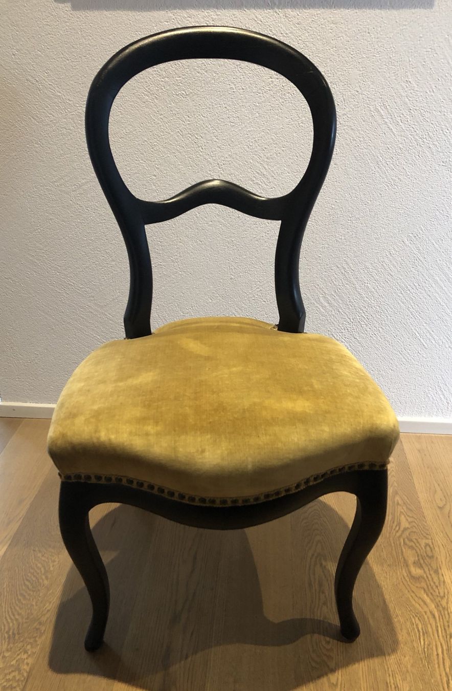 Stühle: Antiker Holzstuhl mit Velour-Stoff – Gebraucht aus Samstagern von TAAF