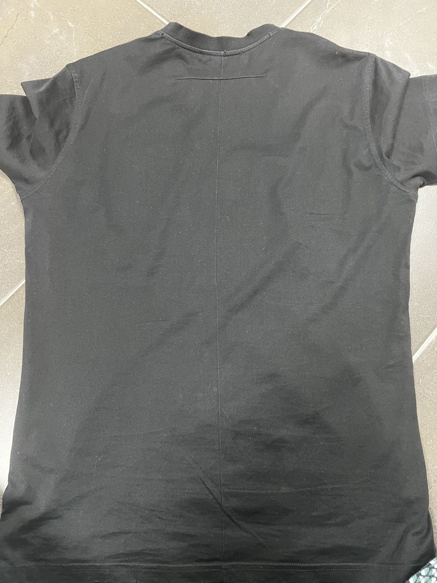 Givenchy T-Shirts: Schwarzes Givenchy T-Shirt mit rotem Logo – Neu (gemäss Beschreibung) aus Hägendorf von matty01 2