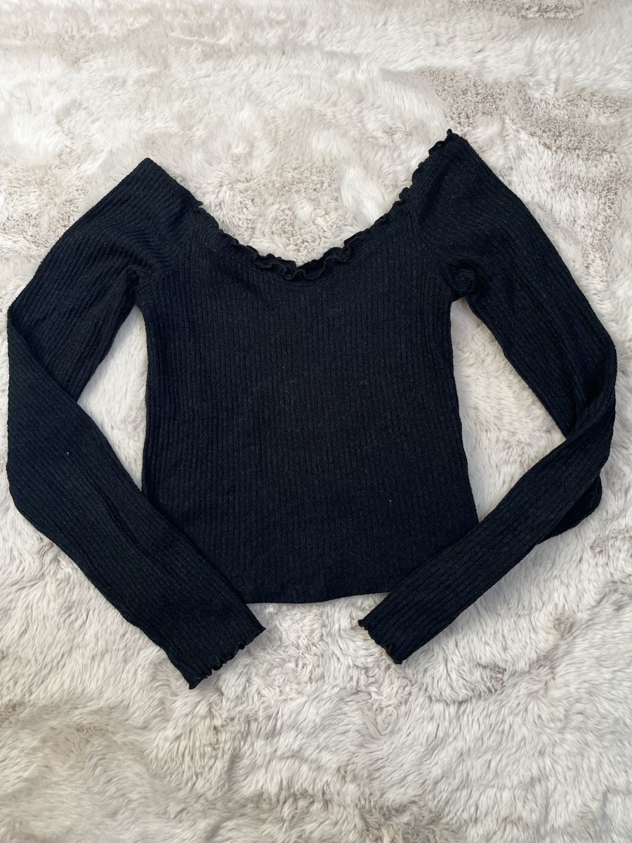 Maglioni & Felpe: Schwarzer Rippstrick Pullover mit Rüschensaum Gr. S/M – Usato da Gunten venduto da tubatubak