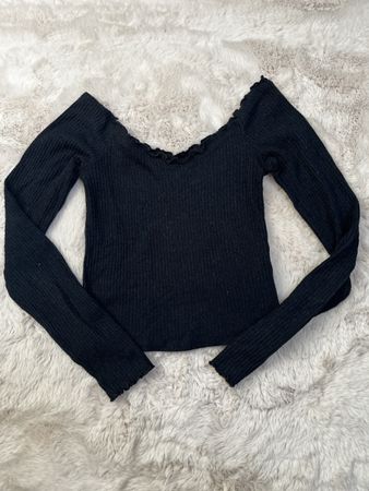 Schwarzer Rippstrick Pullover mit Rüschensaum Gr. S/M