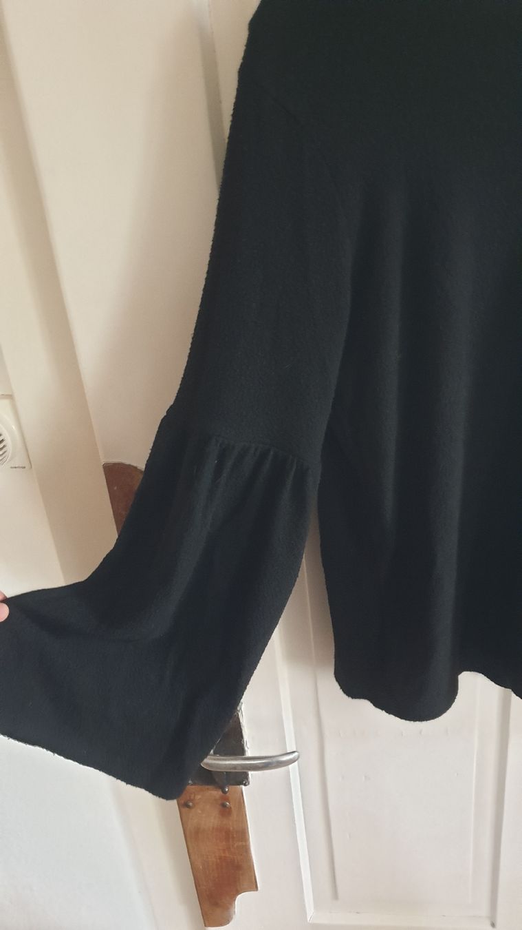 Maglioni & Felpe: Eleganter Pullover mit Trompetenärmeln, Grösse M – Usato da Gränichen venduto da mic_x2zf 1