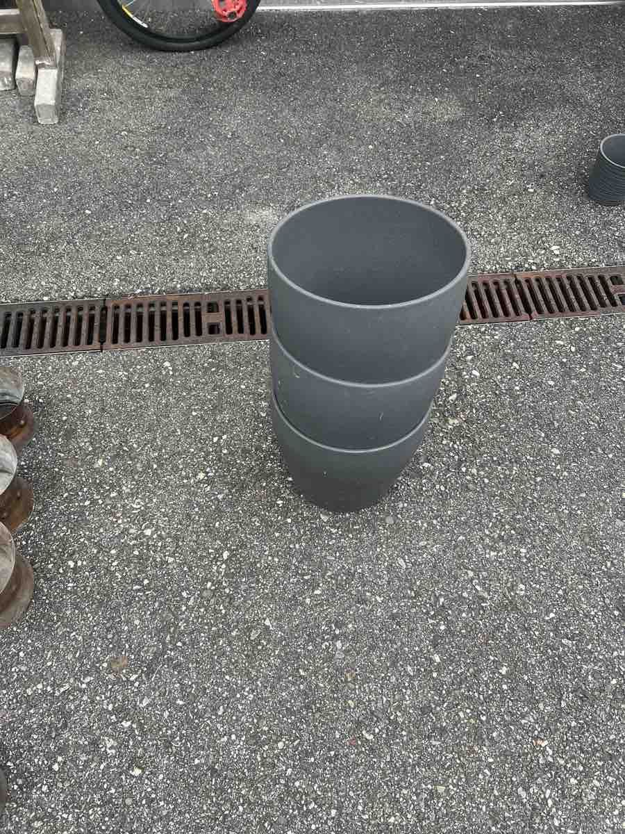 Vasi per fiori: Blumentopf 3 Stuck Grau Kunststoff – Usato da Boningen venduto da LAZ