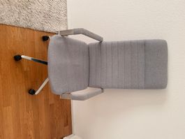 Bürostuhl / Drehstuhl mit Armlehnen – Höhenverstellbar – Gra