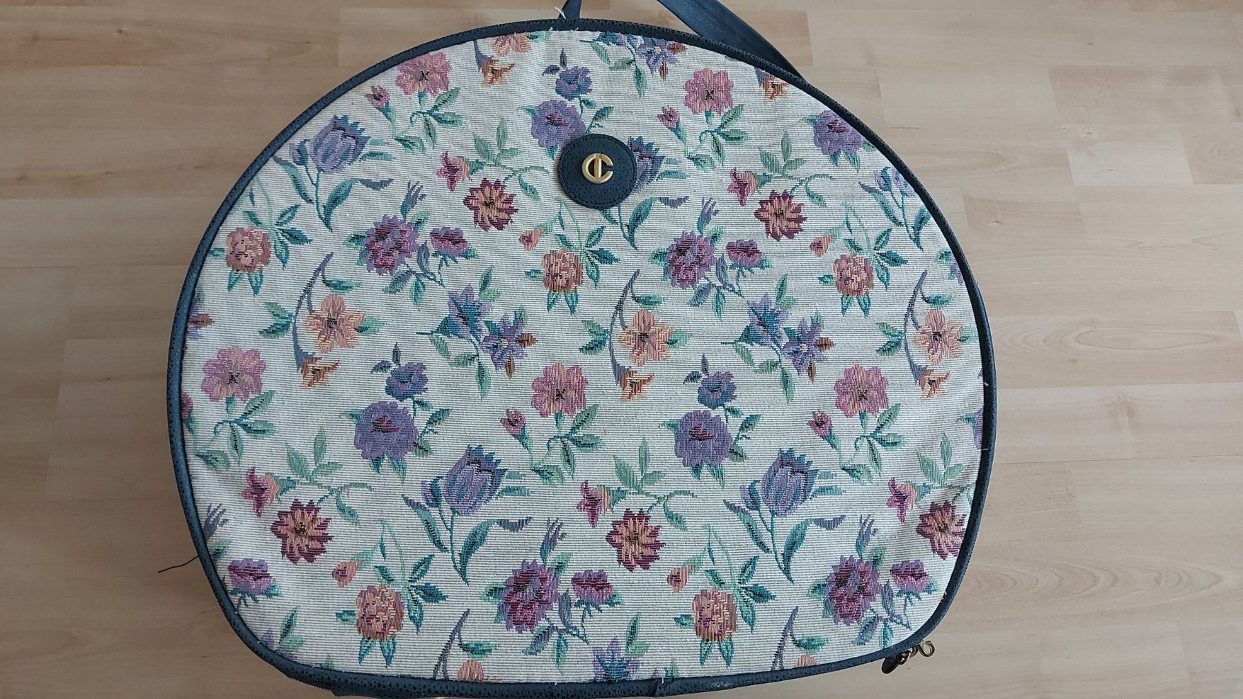 Taschen für Damen: Carleon Gobelin Koffer – Gebraucht aus langenthal von rundholz7
