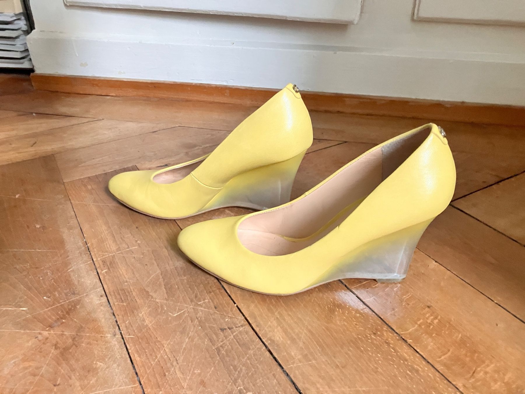 Guess Damenschuhe: Highheel/Pumps mit Keilabsatz v. Guess hellgelb Gr. 39 – Gebraucht aus Zürich von amarelapreto 3