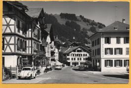 ZWEISIMMEN Dorfpartie mit Hotel Krone - Auto, VW-Käfer