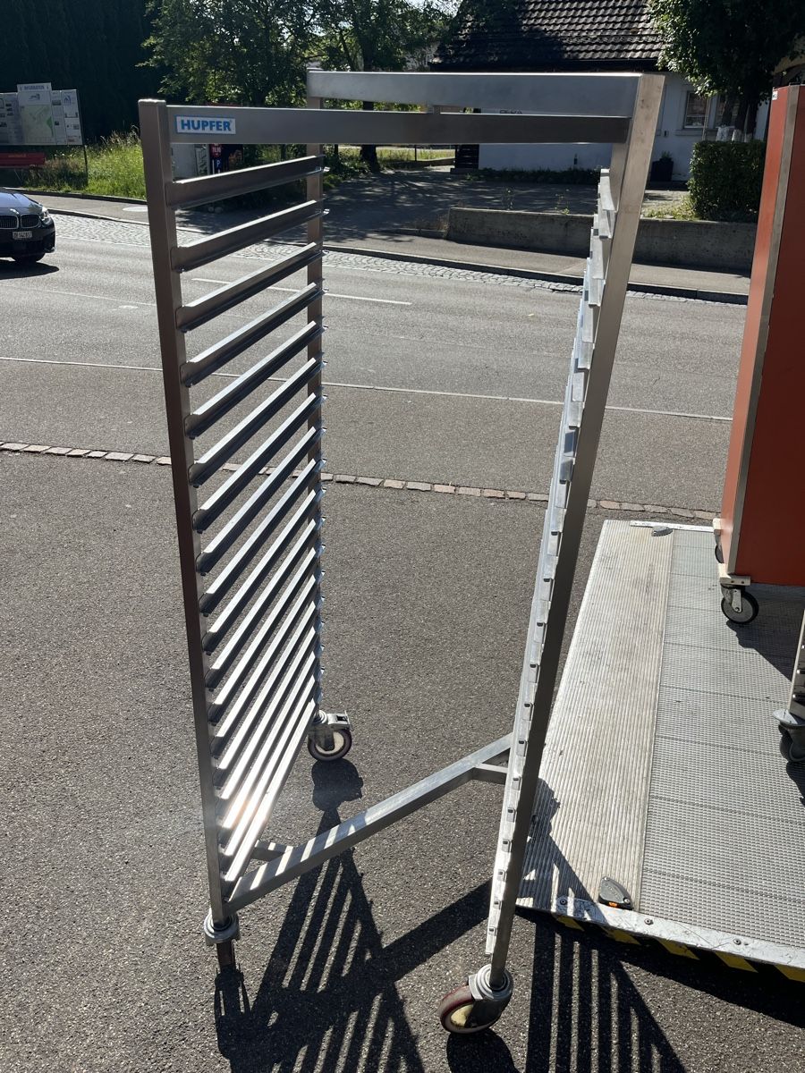 Contenitori edile: Hupfer Gastro  GN 2/1 Regalwagen mit 18 Einschübe – Usato da Flaach venduto da Auto6011