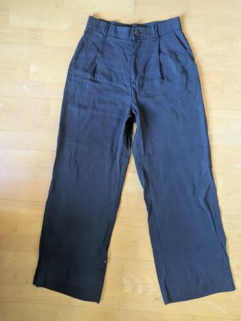 Leichte marineblaue Hose von Zara