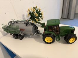 Spiel Traktor mit Schwader und Fassanhänger mit Schleppsch.