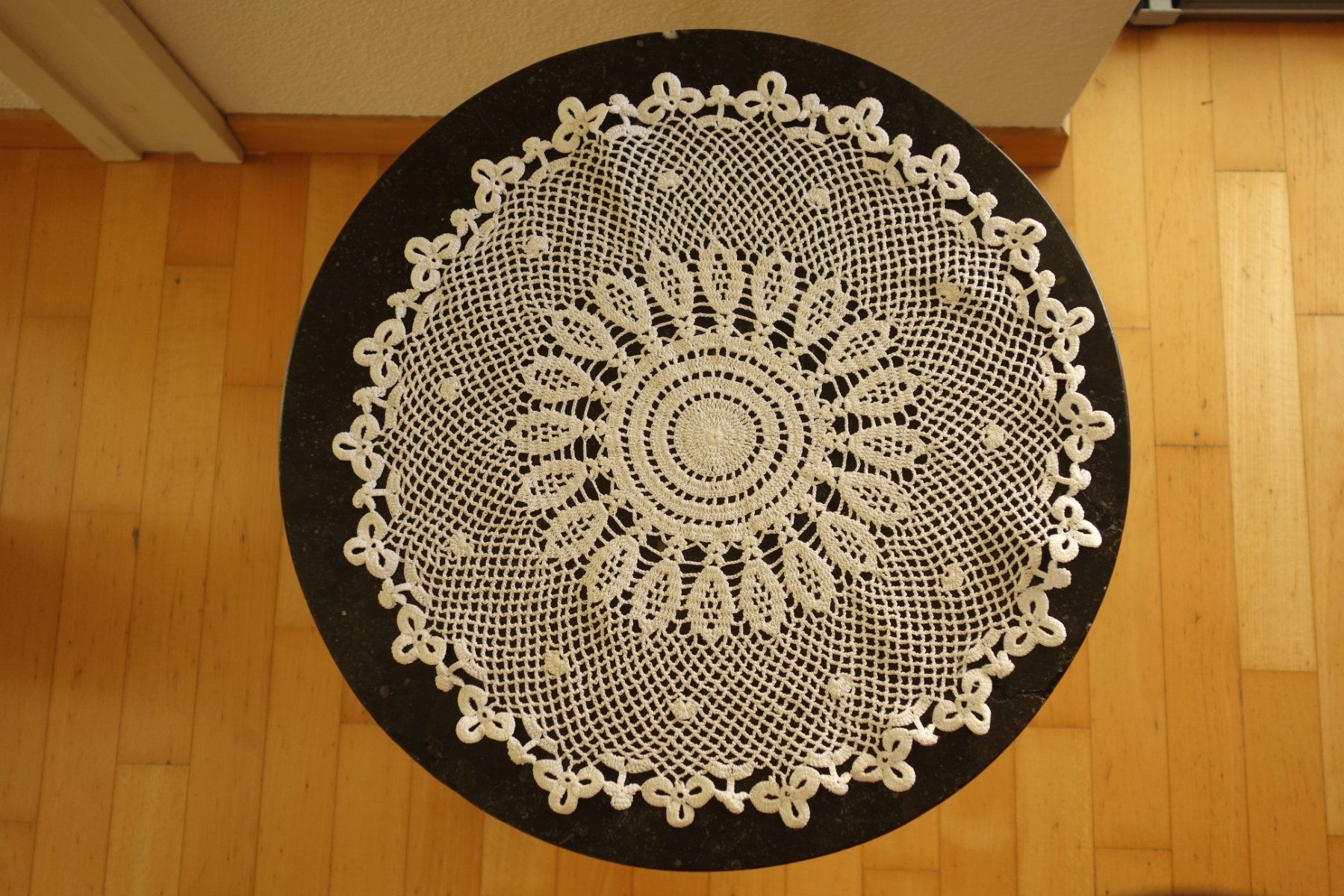Tables: Kleiner Beistelltisch, antik – D'occasion à Sursee par Chrigi96 6