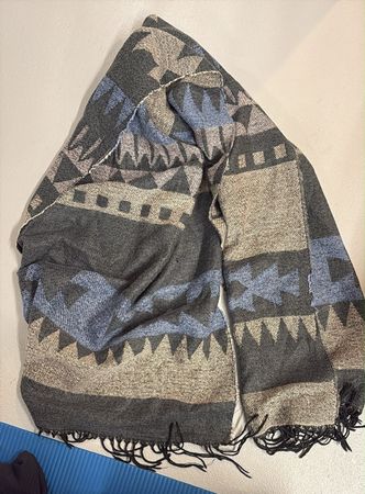 Schal mit geometrischem Muster mehrfarbig akzeptabel