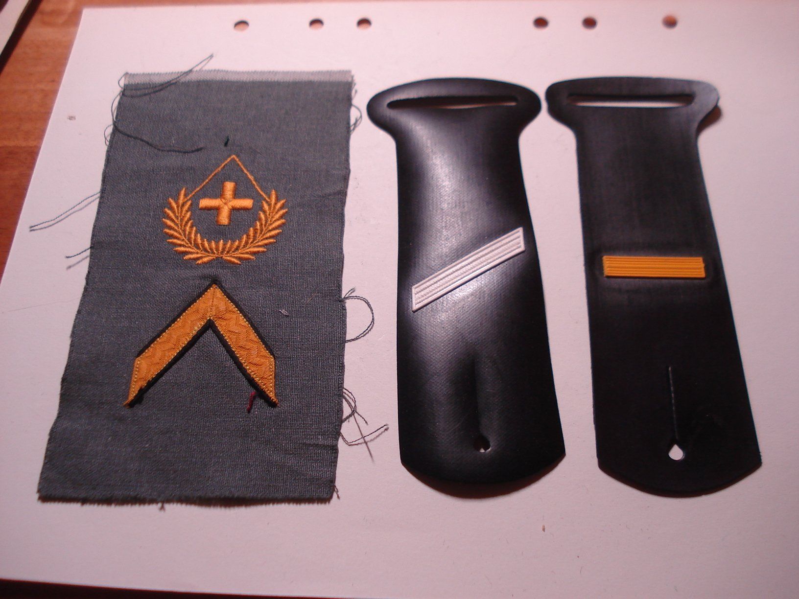 Schweizer Armee Placchette & Badge: 3 Dienstgradabzeichen Schweizer Armee,Gummi/ Stoff – Usato da Niederwil AG venduto da morostahu