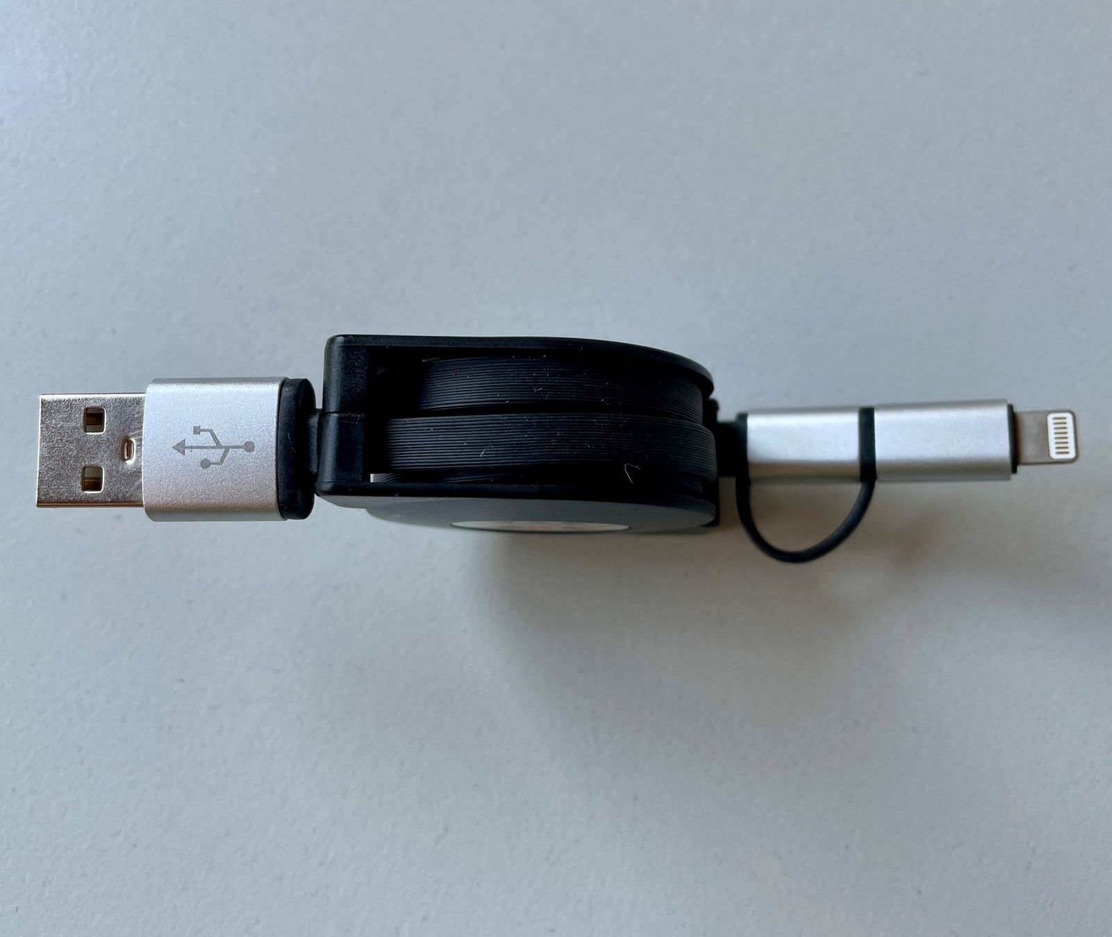 Cavi: USB-C auf Micro B & Apple Lightning, Kabelwinde – Usato da Urtenen-Schönbühl venduto da winterkalt