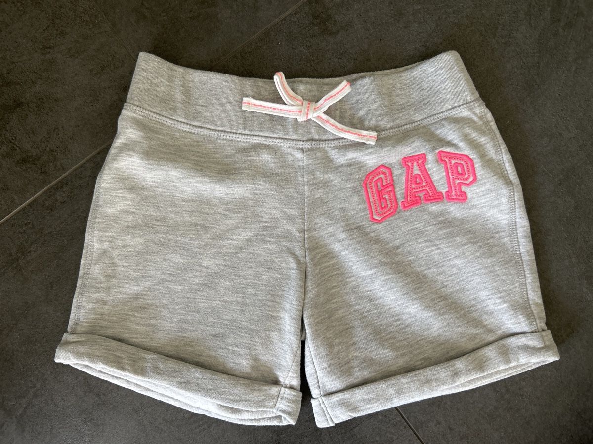 Gap Pantaloni: Jolis shorts gris GAP 8-9 ans – Usato da Yens venduto da Chriis