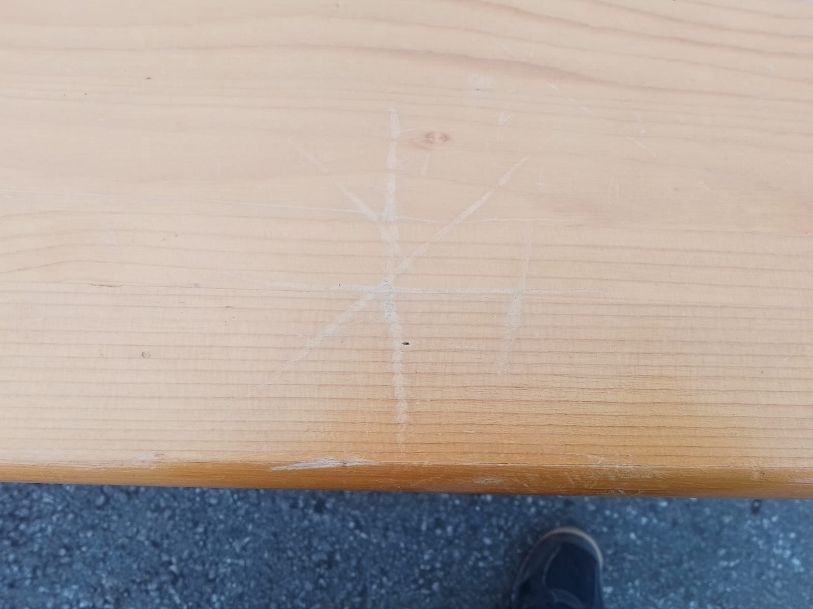 Tavoli: Holztisch mit 5 Holzstühlen – Usato da Herisau venduto da etajo 2