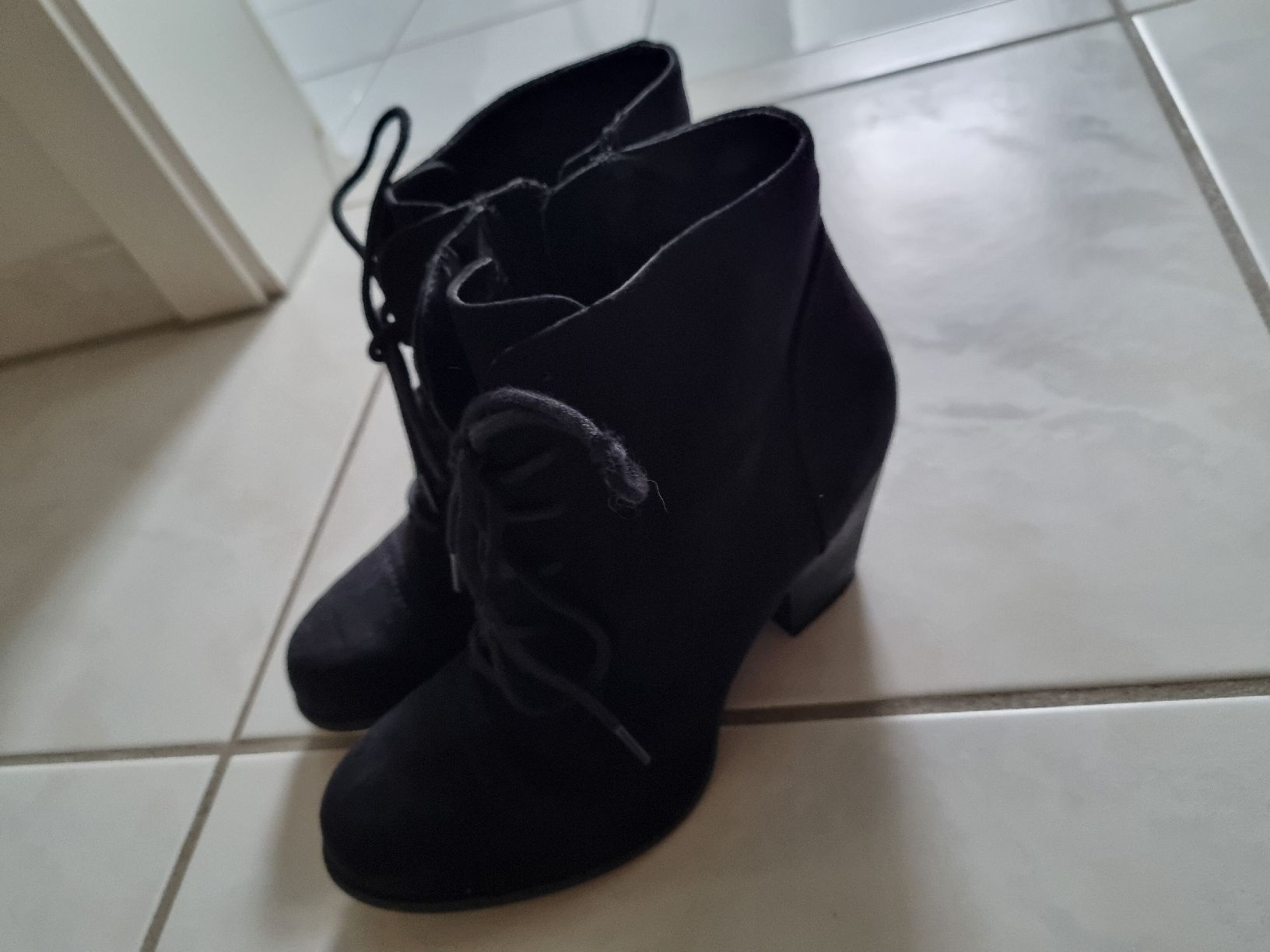 Scarpe da donna: Schwarze Stiefel Grösse 37 – Nuovo (secondo la descrizione) da Gunzgen venduto da Celine22 1