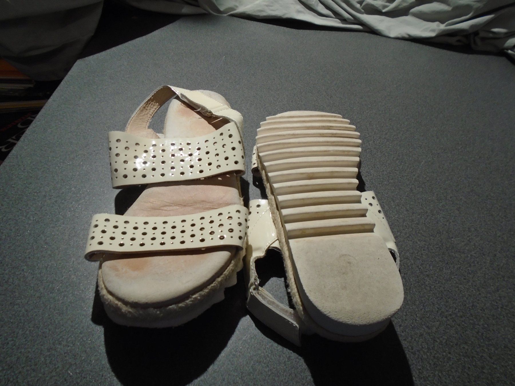 Damenschuhe: Sandalen Grösse 36, beige/Lochmuster – Gebraucht aus Zürich von abraxas1291
