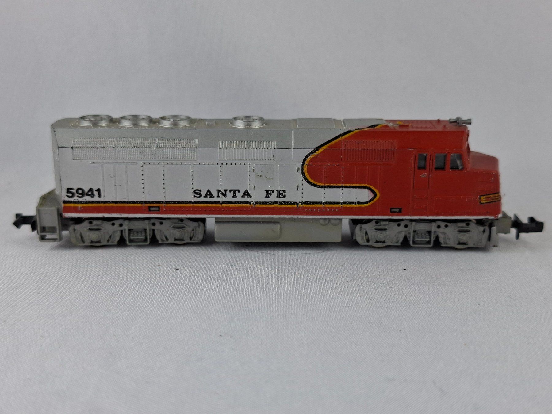 Modelleisenbahnen: Model Power 7544 ATSF Diesellok (DL) – Gebraucht aus Birr von waruco