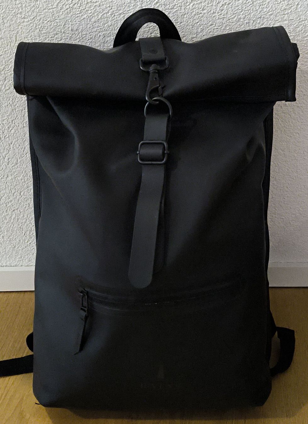 Rains Zaini: Rains Roll Top Rucksack schwarz – Usato da Winterthur venduto da basrup