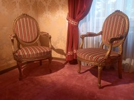 Paire chaise à médaillon style Louis xvi
