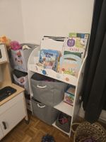 Kinderegal mit den Boxen 
