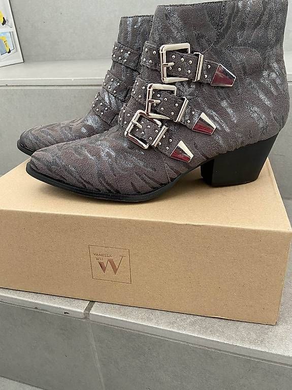 Scarpe da donna: Bottines grises zèbrées T 39 Neuves – Usato da Confignon venduto da MVAR 1