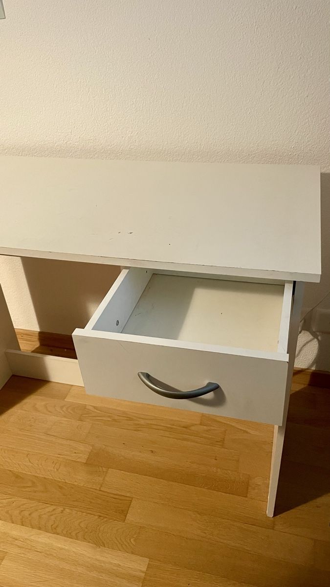 Scrivanie: Pult, Schreibtisch weiss – Usato da Kehrsatz venduto da Loschaller 1