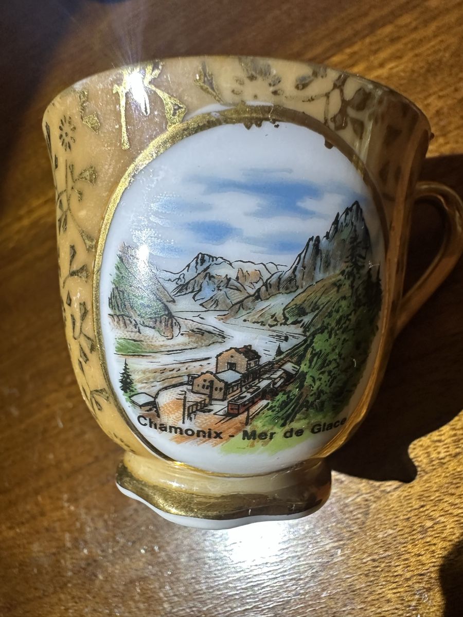 Tazze: Tasse Chamonix Mont Blanc avec sa soucoupe dorée – Usato da St-Maurice venduto da Gigione01 1