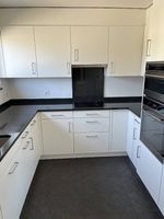  Einbauküche mit Granitabdeckung – inkl. Geräte 