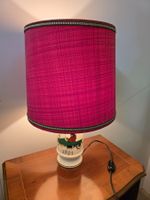Tischlampe Vintage mit rotem Schirm & Auto 1901