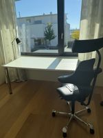 Schreibtisch weiss mit Metallbeinen gebraucht mit Kratzern