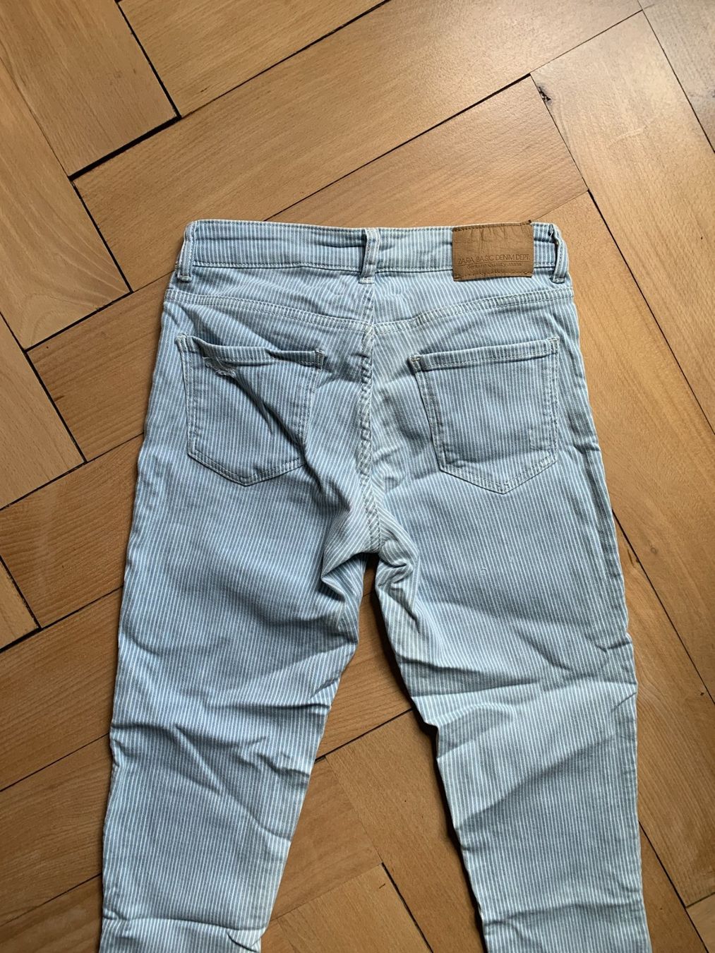 Zara Jeans: ZARA - Jeans hellblau-weiss gestreift 34 – Usato da Zürich venduto da Diazaio 2