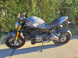 Ducati Monster 1200 S mit viel Zubehör