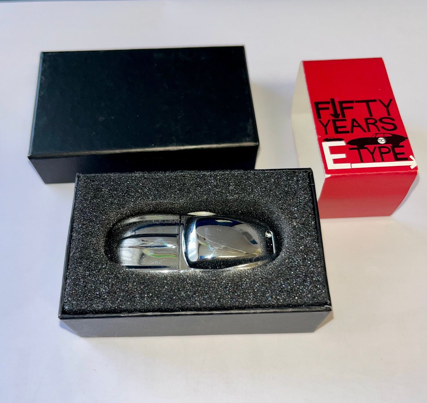 Chiavette USB: Jaguar Type E clé USB 4 GB -  Fifty years E-Type – Nuovo e nell'imballaggio originale da Petit-Lancy venduto da DonJen 3