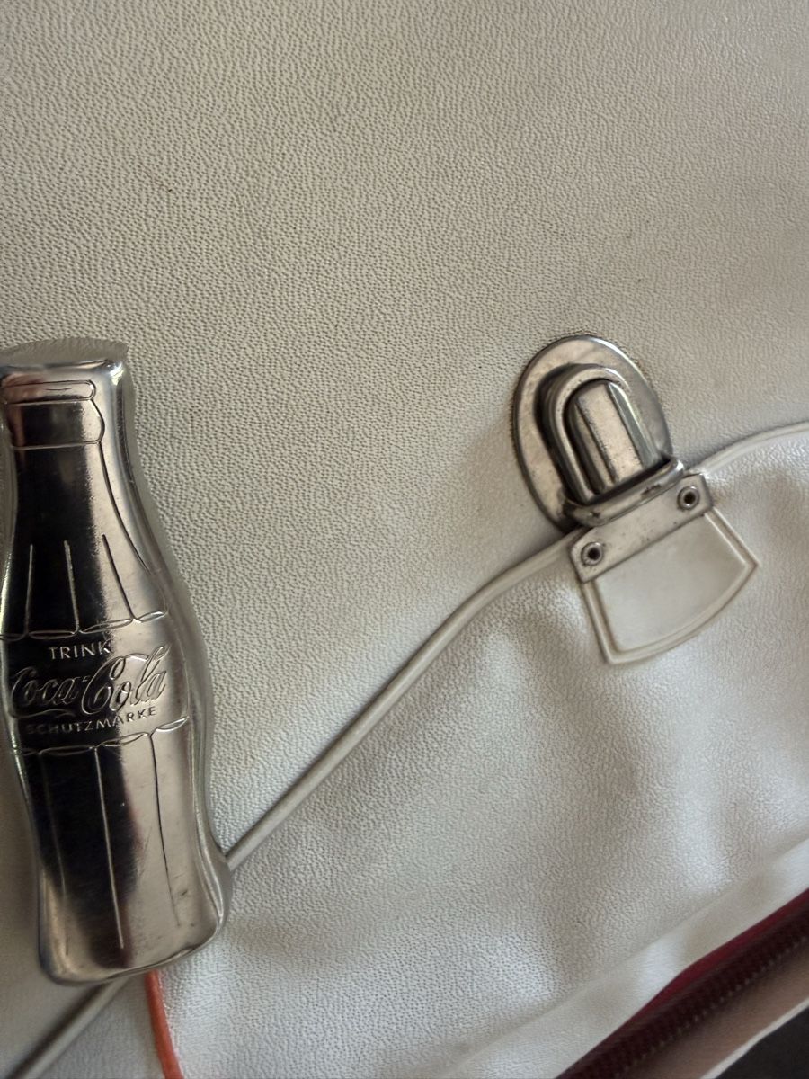 Coca-Cola Frigoriferi & Refrigeratori: Kühltasche Coca Cola rot mit Flaschenöffner 1968 – Usato da BASEL venduto da zum_schneugge 7