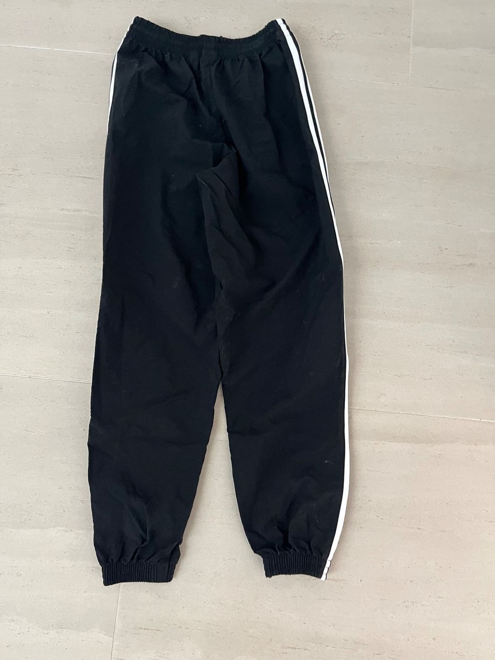 Adidas Pantaloni: Original Adidas Jogginghose Gr UK 8/EU34 – Nuovo (secondo la descrizione) da Luzern venduto da Sono2 3