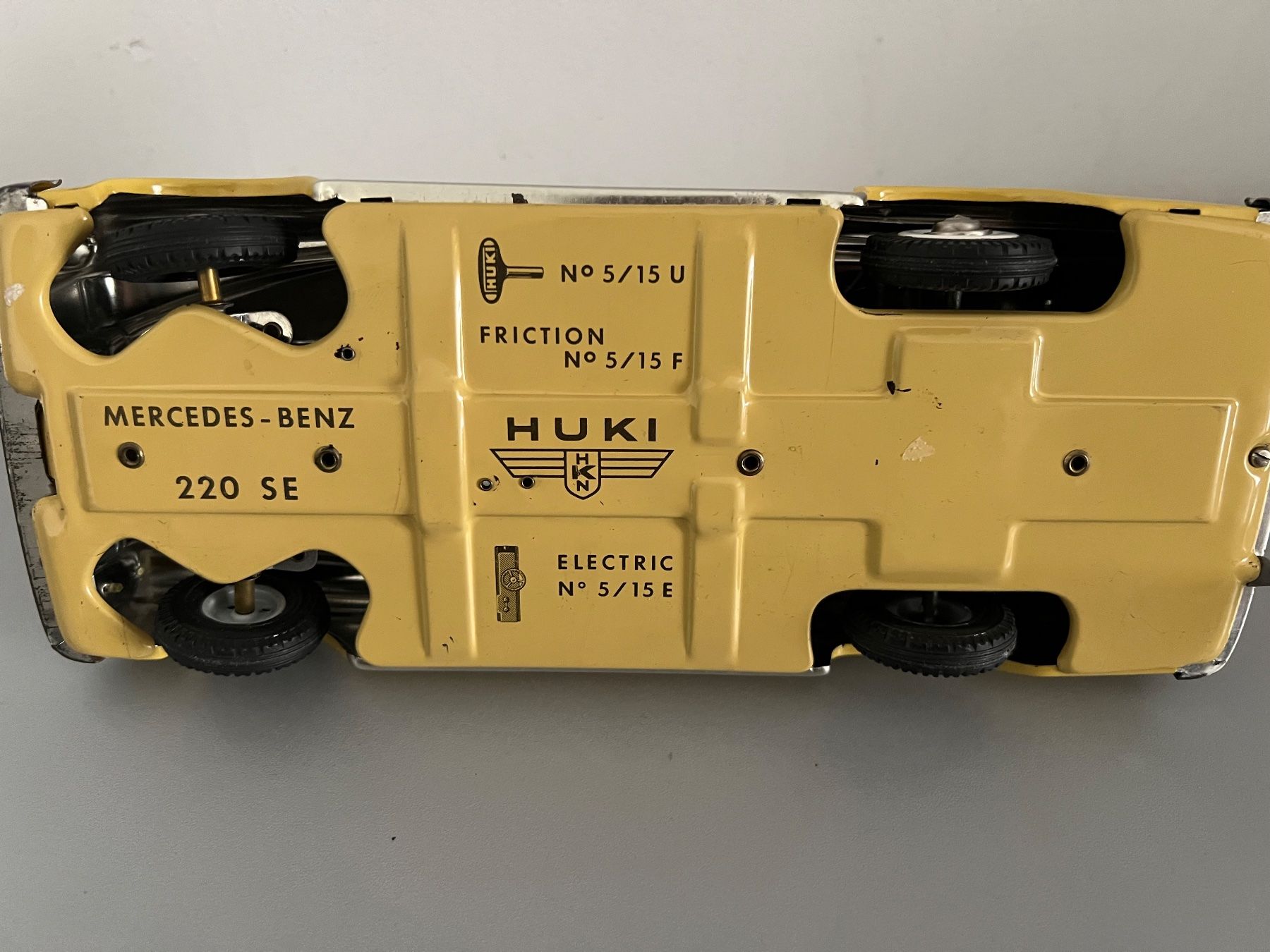 Mercedes-Benz Modellini d'auto: Huki Mecedes Benz 220 SE Modellauto – Usato da Goldach venduto da erika94 4