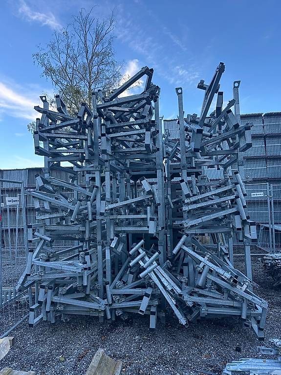 Ponteggi: Flachdach - Schutzgeländer – Usato da Rüthi venduto da Pegmata_GmbH