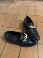 Schwarze Lack Loafer mit goldener Kette Grösse 39