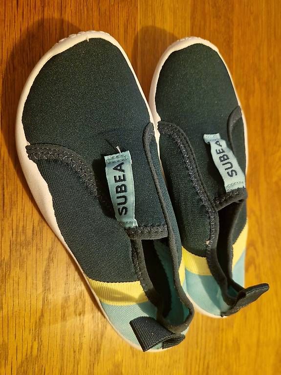 Decathlon Scarpe per ragazzi: Chaussures aquatiques taille 30-31 – Usato da Villars-sur-Glâne venduto da Mark_988 1