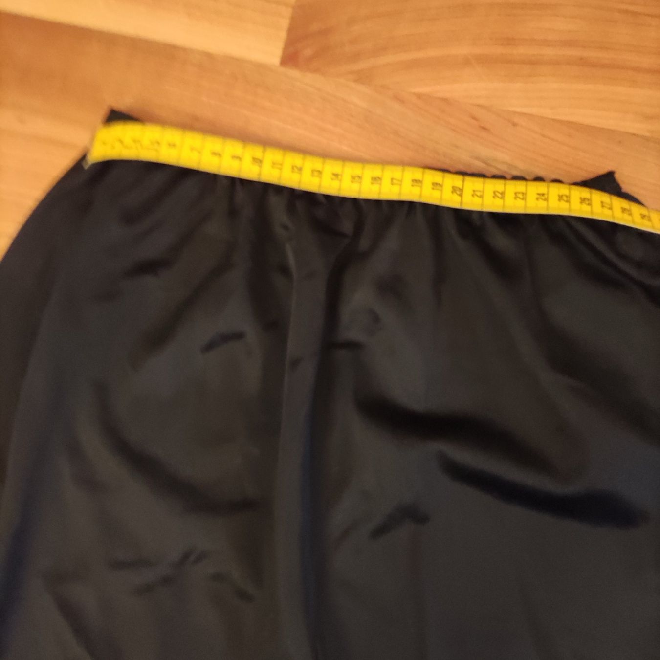 Altra biancheria intima: Schwarzer Unterrock mit wunderbarer Spitze – Usato da Solothurn venduto da Csw1 2