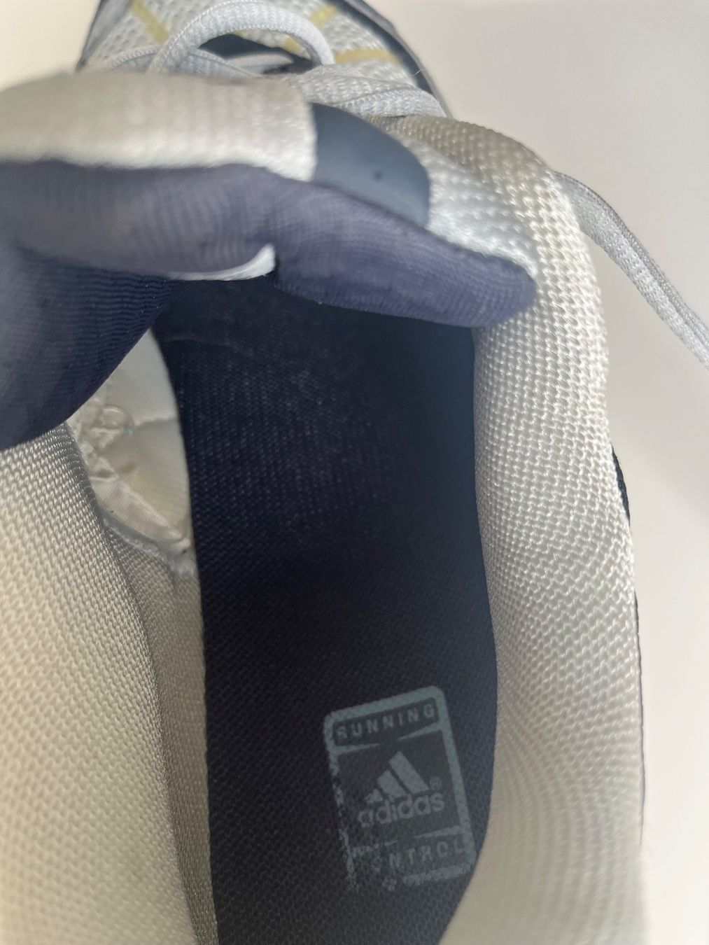 Adidas Herrenschuhe: Adidas Sneakers – Neu (gemäss Beschreibung) aus Faoug von metropark 3