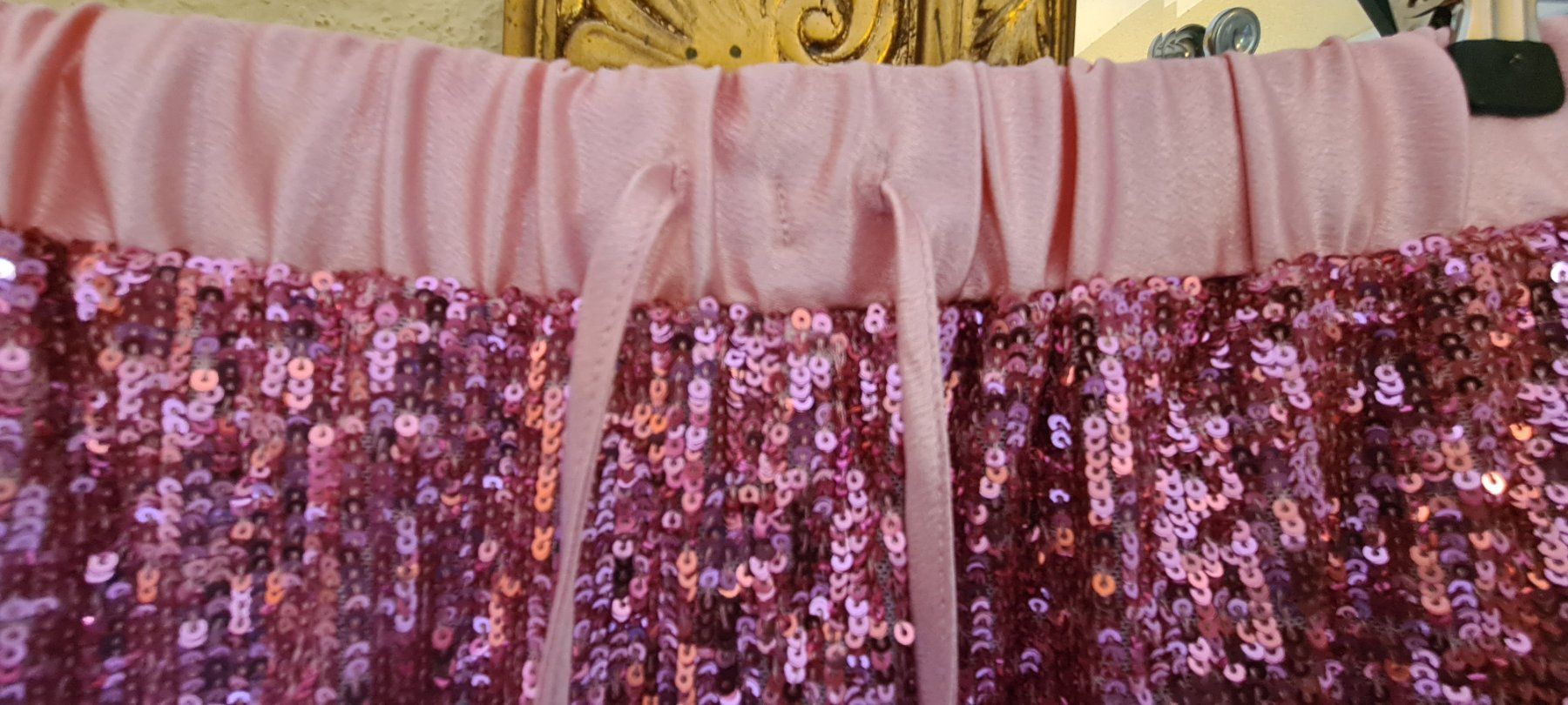 Guess Pantaloni: Guess Paillettes Shorts – Usato da Allschwil venduto da Virgo 2