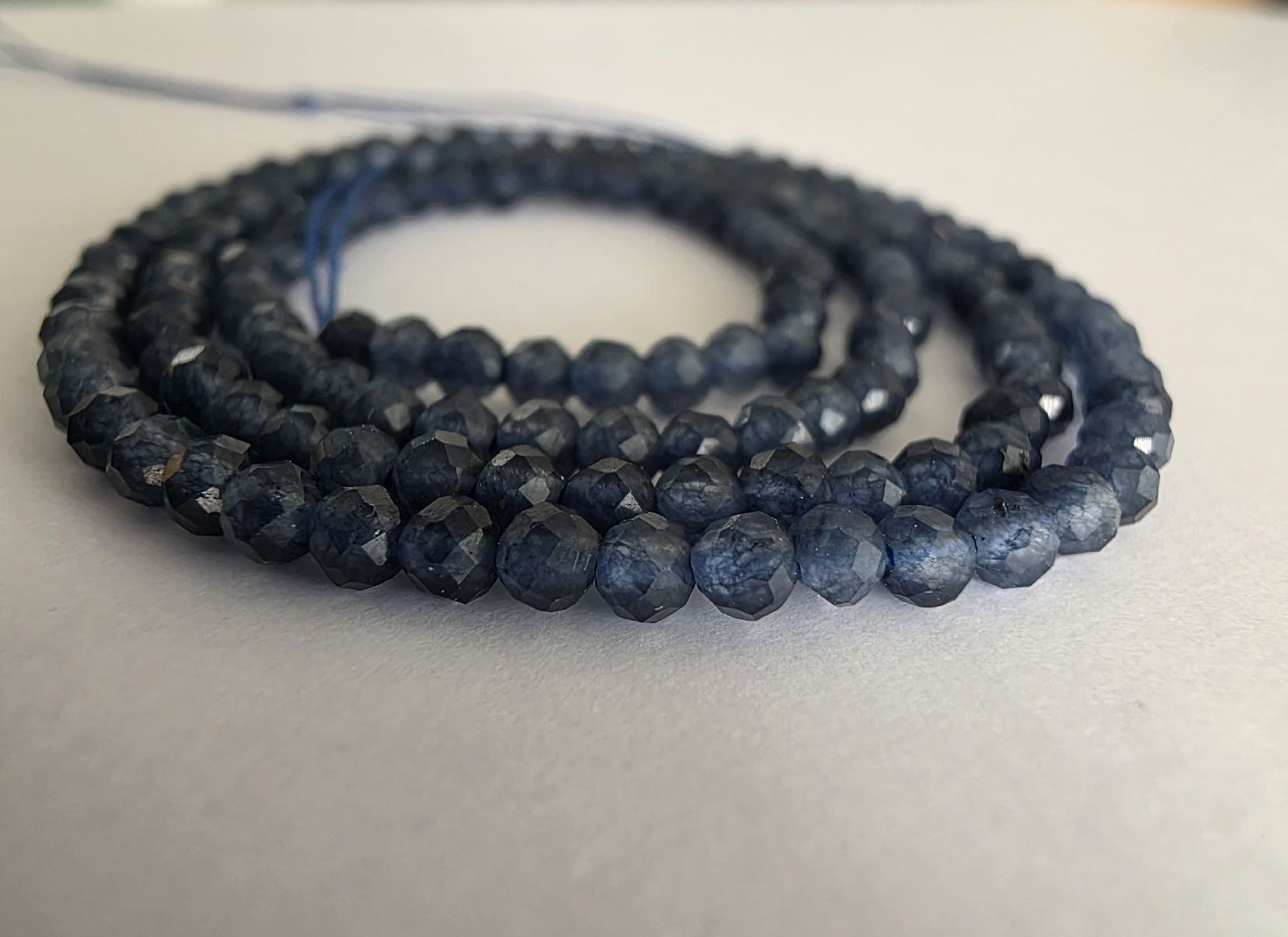 Minerali & Pietre curative: Saphir facettiert ca. 2 ,6 mm.  Strang – Nuovo e nell'imballaggio originale da Menziken venduto da Mirager