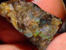 BOULDER ROH OPAL 2.10 gramms Grün Rot feuer  CHF 1