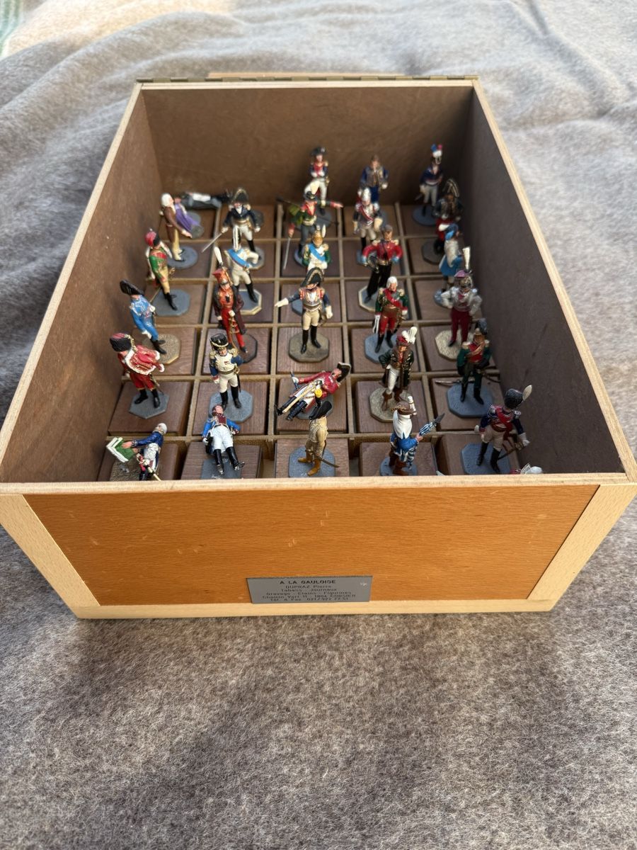 Statuette: 35 figurines historiques en métal – Usato da Fribourg venduto da Ardoffel