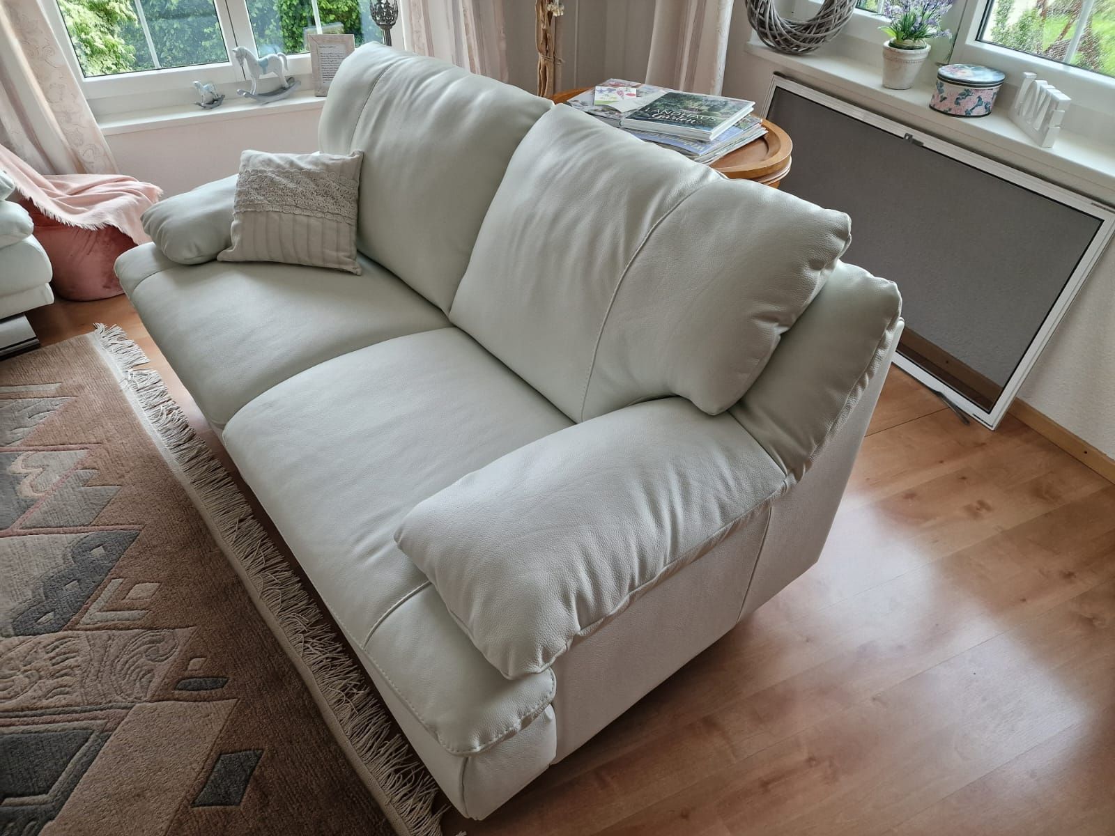 Sofas: Gut erhaltene Ledercouch, weiss, super bequem! – Gebraucht aus Gossau ZH von CR9 3