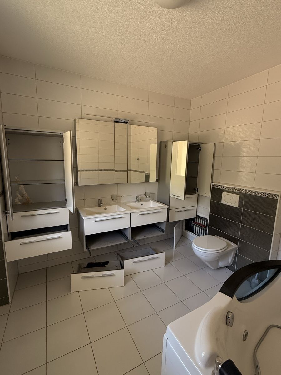 Vasche da bagno: Badezimmer mit Badewanne – Usato da Oberbuchsiten venduto da DoppioEspresso