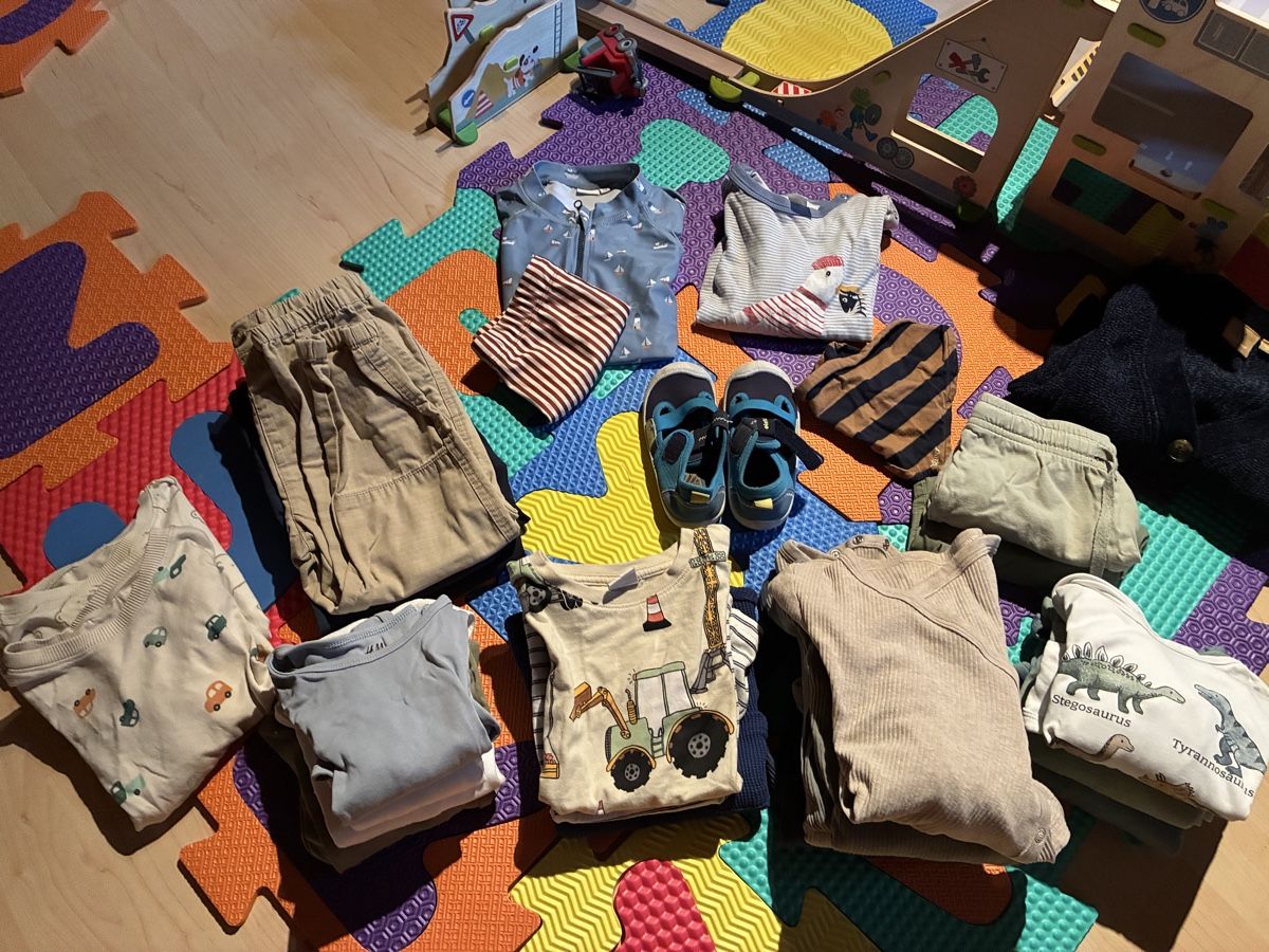 Lotti & Set di vestiti: Kleiderpaket 98-104, 29-teilig, Junge – Usato da Mitlödi venduto da meyer-sabrina 7